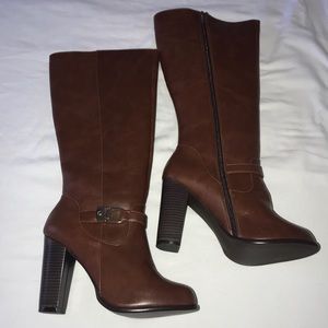 Used Brown winter Boot w/ Gold Hardware. 7